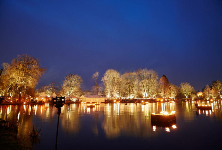 Phantastischer Mittelalterlicher Lichter-Weihnachtsmarkt