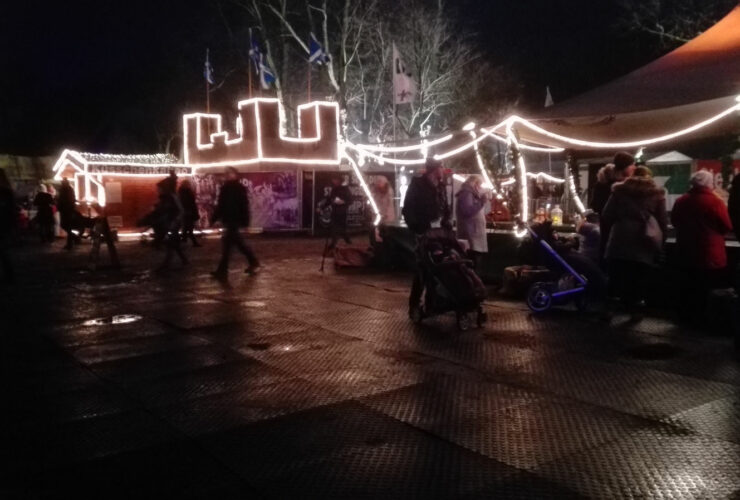 Phantastischer Mittelalterlicher Lichter Weihnachtsmarkt